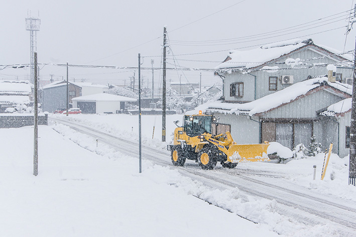 大雪と除雪車