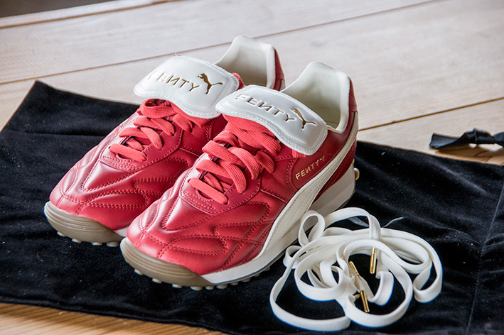 プーマのスニーカー