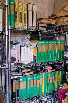 スライドフィルムのファイルが収まった棚