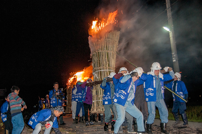 愛本新地区の松明祭