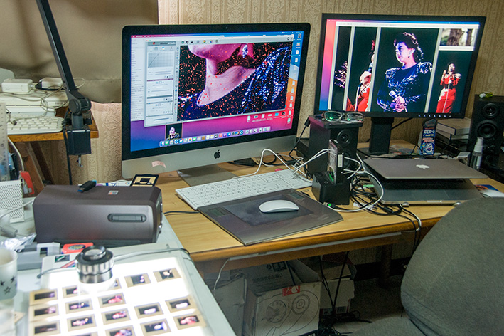 スキャン作業中の机