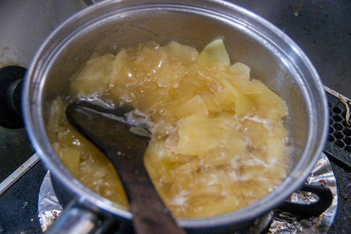 いちょう切りにしたリンゴに砂糖を加えて煮る