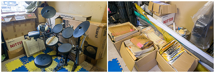 ローランドの電子ドラムとフィルムを収納したダンボールや衣装ケース