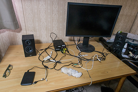 掃除中のパソコン机の上