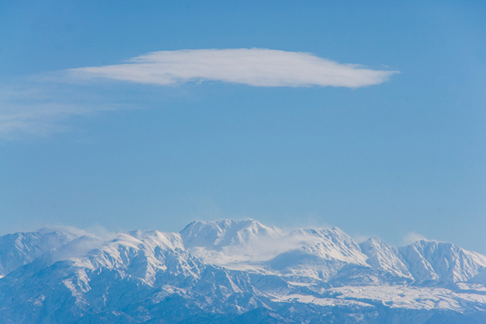 小矢部川の土手から見た立山連峰